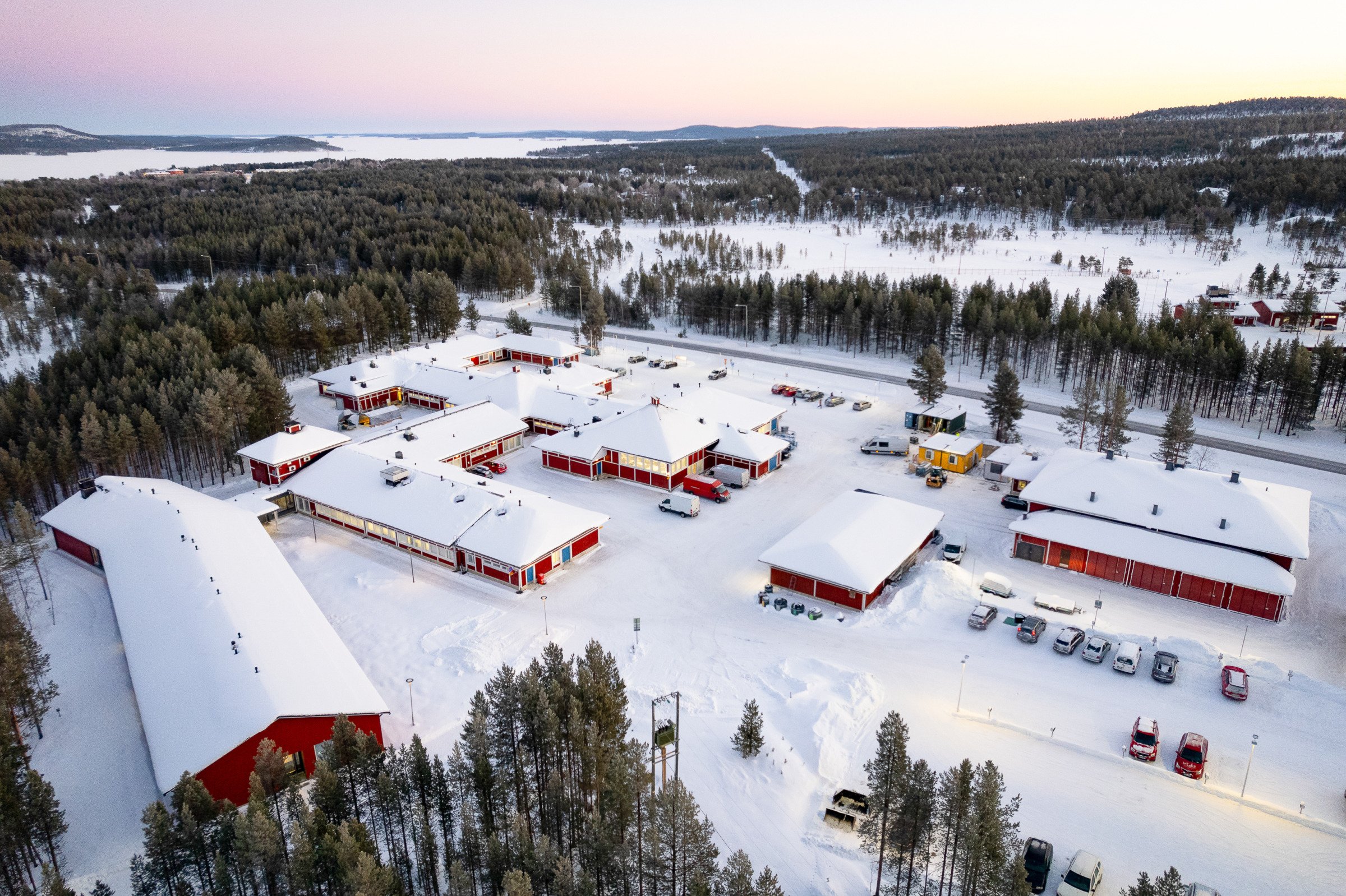 Saamelaisalueen koulutuskeskus kuvattuna ilmasta 18.12.2024. Kuva: Rauno Koivunen