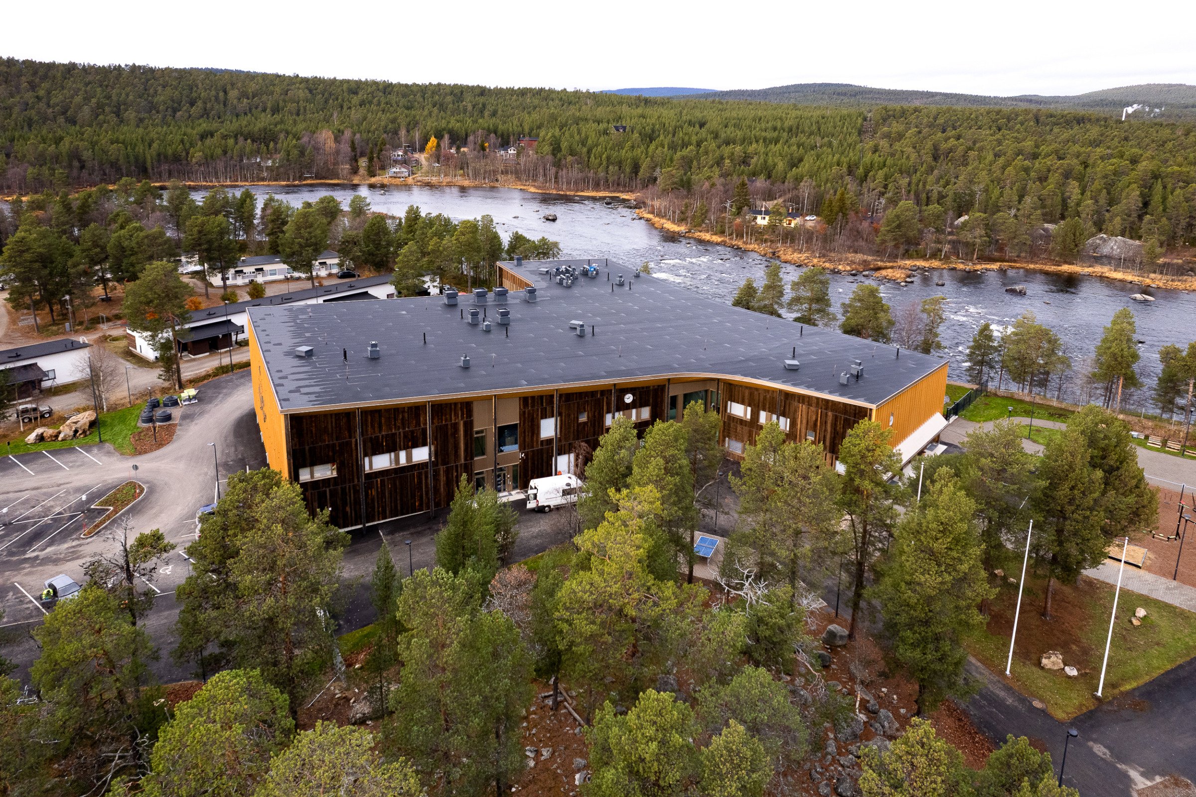 Inarin koulukeskus Šiela kuvattuna ilmasta 17.10.2024.